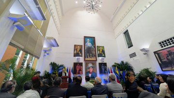 El Excmo. Embajador Sr. Uali Ali Salem, asistió al emotivo acto en conmemoración del 214° Aniversario de la declaración de independencia de Venezuela, conjuntamente con ministro de asuntos exteriores Sr. Valdrak, autoridades del gobierno y cuerpo diplomático.