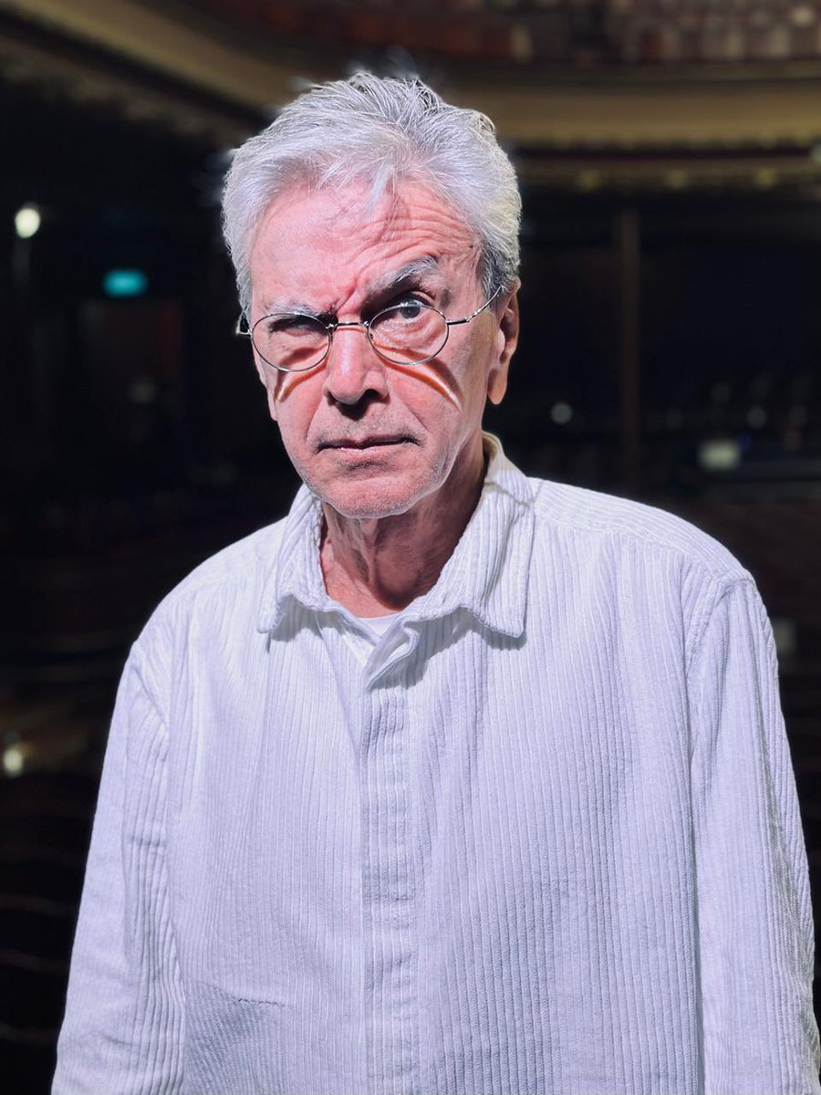 caetanoveloso's tweet image. Já está disponível uma entrevista exclusiva para a 822ª edição da revista francesa #CahiersDuCinema, a mais influente e importante revista de cinema do mundo. 🎥📖
“Desde menino eu me encantava com o cinema. Em minha cidade natal, Santo Amaro, eu tinha ido algumas vezes ao…