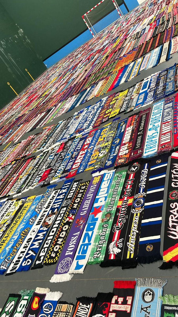 Este país poco a poco entiende lo que significa la cultura de grada en este país. Historia de nuestro fútbol, aunque quieran acabar con ello. 
Y si, es una colección privada.