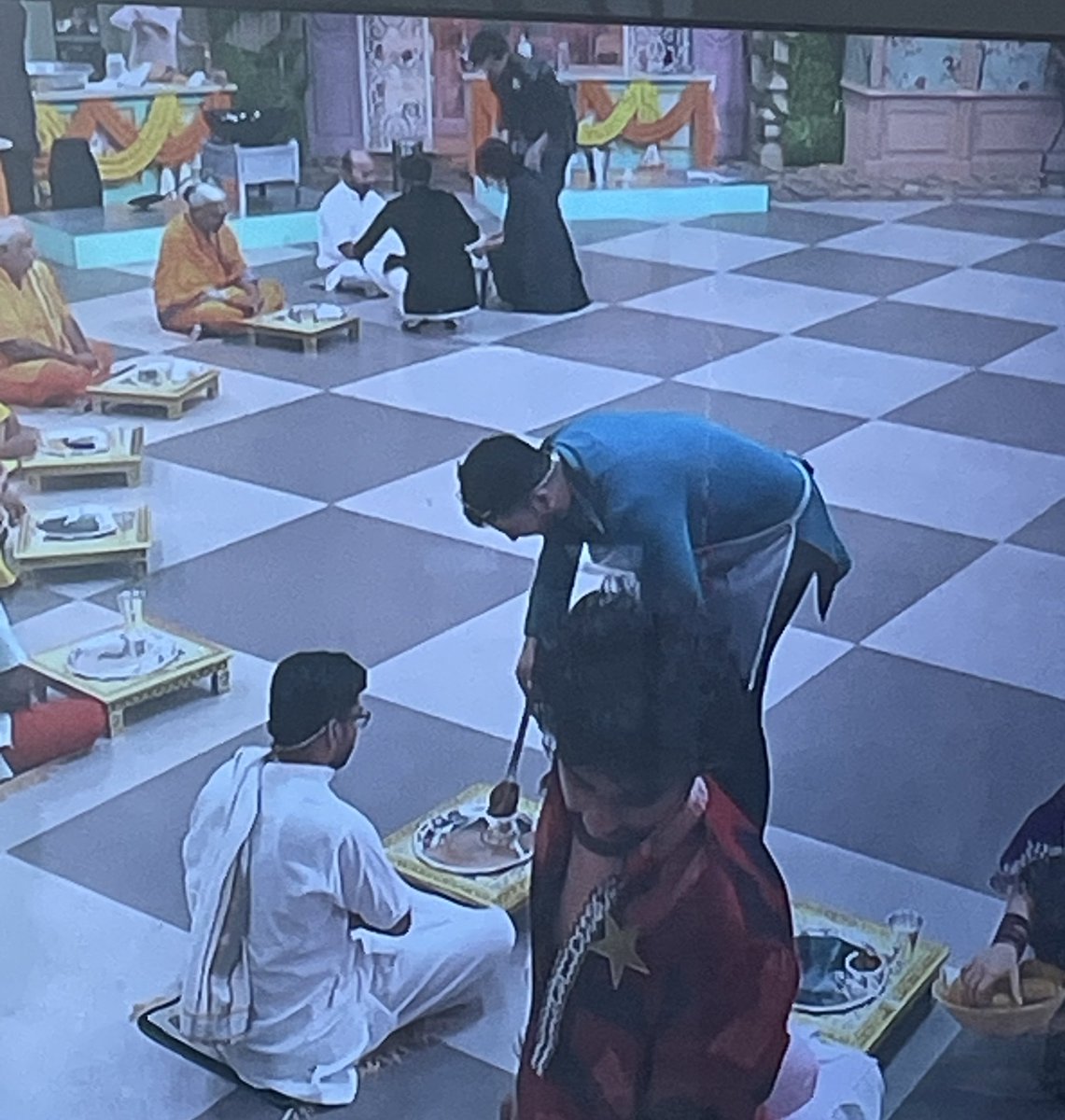 आज लाफ्टर शेफ़ में ब्राह्मण भोज के लिए सभी मंदिरों से शीर्ष पंडित आये और अली गोनी के हाथ से बने भोजन को बहुत प्रेम से खाया 
यही हमारा हिंदुस्तान है
 <a href="/AlyGoni/">Aly Goni</a> you are my favourite 
Such a wonderful human being