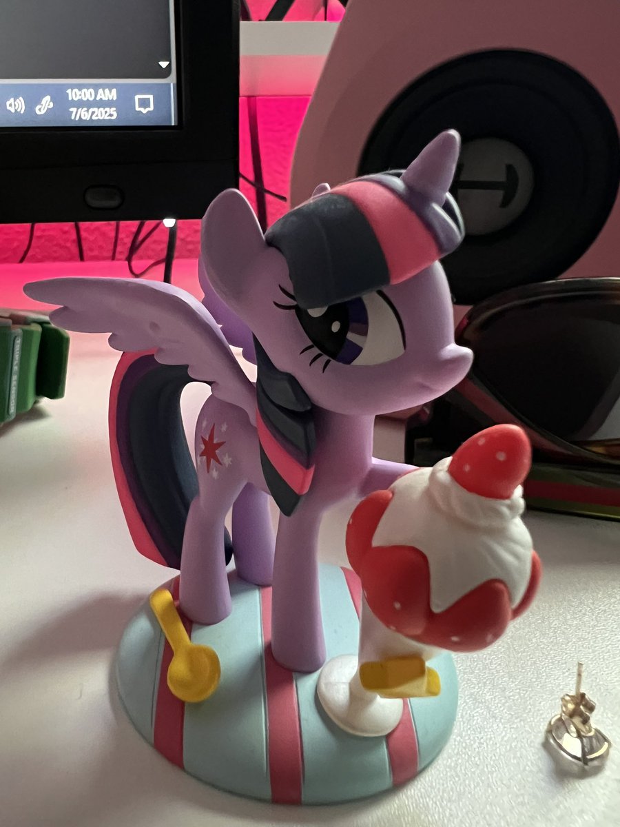 Spook1248's tweet image. there’s a horse