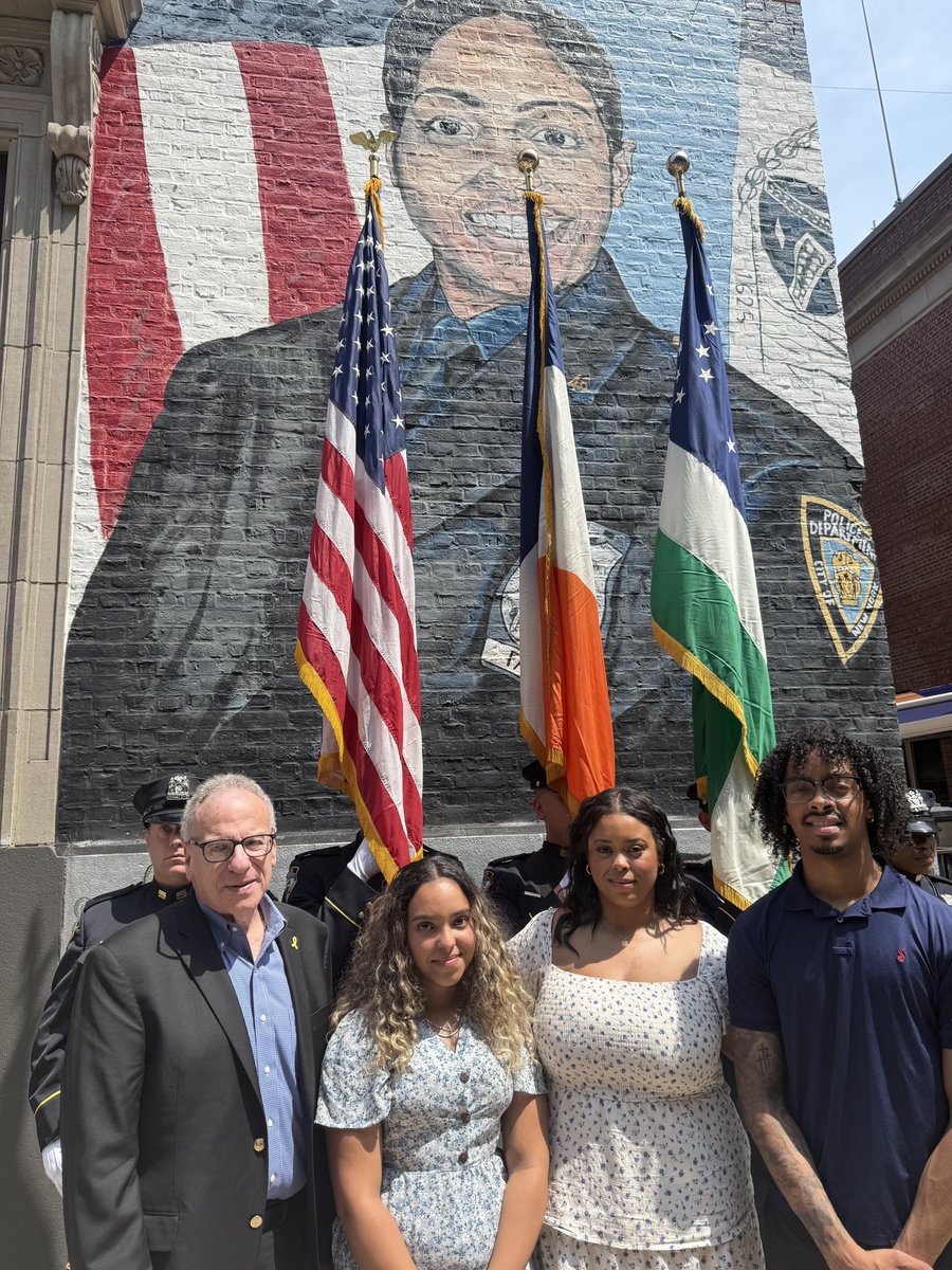 JeffreyDinowitz's tweet image. I joined members of our community to remember Detective Miosotis Familia for the love she displayed for her uniform & our city. I will continue advocating for NYS law to change, allowing the survivors of single, fallen NYPD members to receive the benefits & justice they deserve.