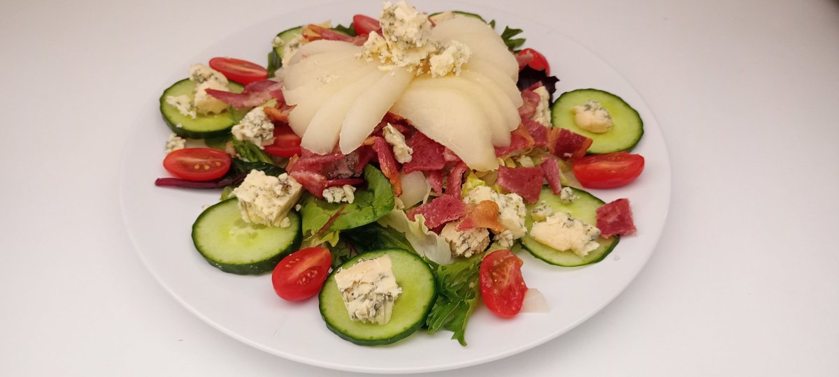 TheSnackStop1's tweet photo. Bacon, pear, stilton and in this case the customer didn't want the walnuts. A salad that suits the sweet and salty.
#thesnackstop #callington #cafe #takeaway https://t.co/hqf8PfwCiB