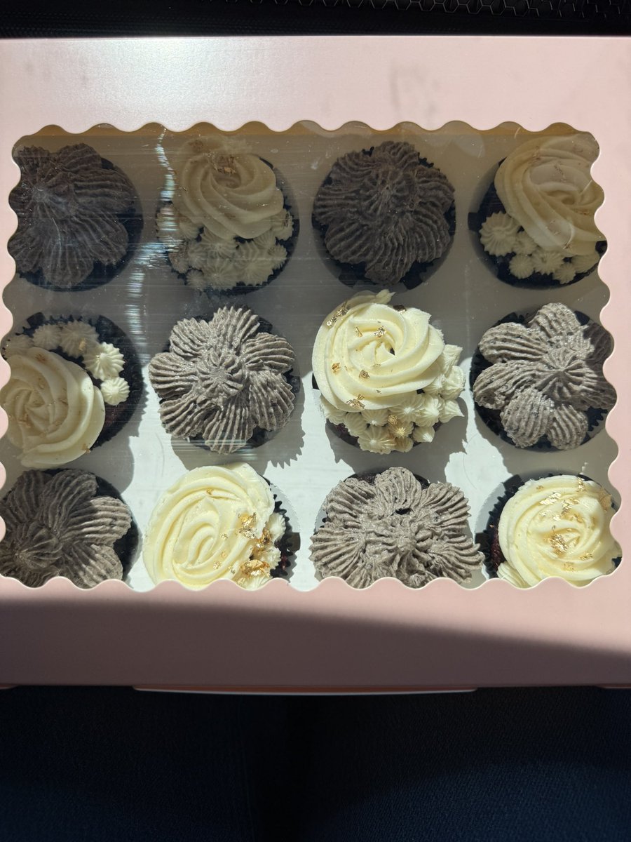 vikakikaka's tweet photo. some cupcakes i’ve made recently :’) https://t.co/C2ovdYNNZZ
