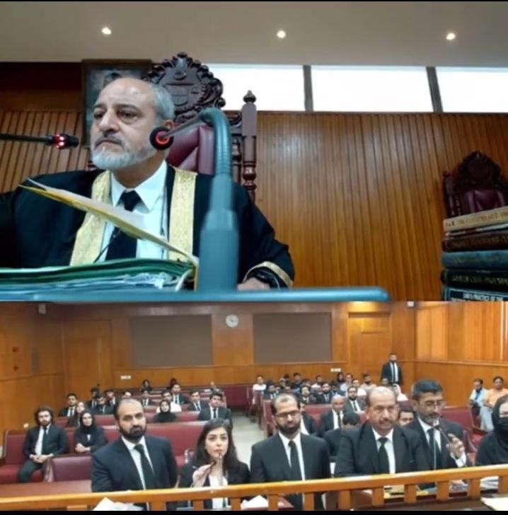 مذہبی جماعتوں کی حالیہ بلاسفیمی کیسیز جو اسلام آباد ہائیکورٹ میں چل رہی ہیں پر خاموشی افسوسناک ہے۔ انہیں ان پر فوری توجہ دینی چاہیے اگر واقعی توہین رسالت ہوئی ہے تو مجرموں کے خلاف سخت کارروائی کرنی چاہیے۔
کیونکہ توہین مذہب ایک بہت حساس معاملہ ہے <a href="/juipakofficial/">Jamiat Ulama-e-Islam Pakistan</a>
<a href="/JIPOfficial/">Jamaat e Islami Pakistan</a>