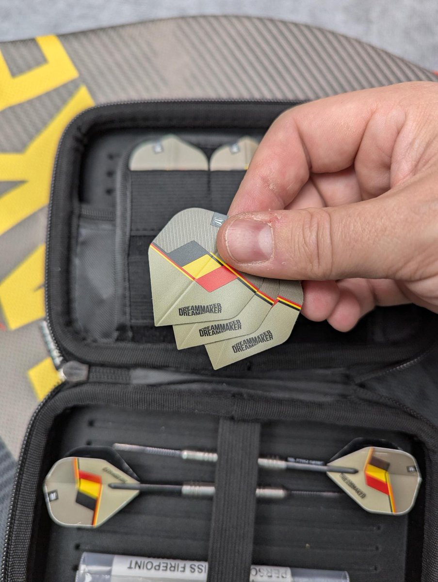 TargetDarts's tweet photo. Inside Dimitri Van den Bergh's Darts Wallet 📸

What do you keep in yours?

#TeamTarget https://t.co/HcYuJ7DS4Z