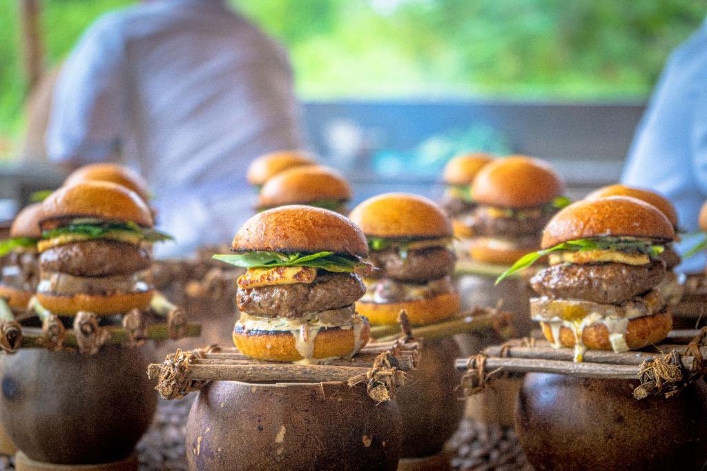 Chef Rodrigo Pacheco (@rodrigopachecoe) on Twitter photo En una reserva para Bocavaldivia, me indicaron que la mayoría del grupo eran adolescentes, por lo tanto como parte del menú, les dediqué esta creación; Hamburguesas de pato criollo y queso manaba, el pan hecho de maíz, quedaron deliciosas! Te animarías ?
<a href="/BocavaldiviaEC/">Bocavaldivia</a> En una reserva para Bocavaldivia, me indicaron que la mayoría del grupo eran adolescentes, por lo tanto como parte del menú, les dediqué esta creación; Hamburguesas de pato criollo y queso manaba, el pan hecho de maíz, quedaron deliciosas! Te animarías ?
<a href="/BocavaldiviaEC/">Bocavaldivia</a>