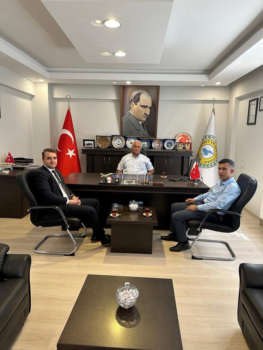 Vakıfbank Erciş Şube Müdürü Sn. Şeref KARABULUT ve Tescil Yetkilisi Sn. Murat BAYRAM odamızı ziyaret ettiler. Ziyaretlerinden dolayı teşekkür ederiz.