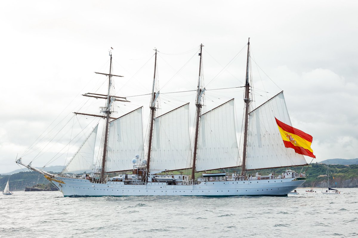 Esta mañana partió de Gijón/Xixón el buque-escuela Juan Sebastián de Elcano junto a la fragata Blas de Lezo, que fueron visitadas por más de 20.000 personas este fin de semana.