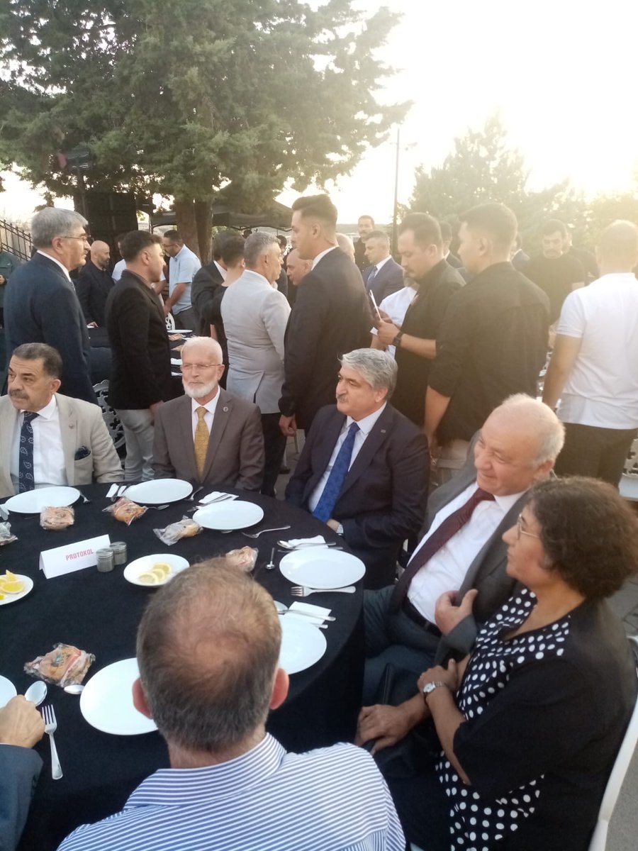 Alevi Bektaşi Kültür ve Cemevi Başkanlığı’nın organizasyonunda, Ankara Alevi Birlik Grubu’nun davetiyle Yas-ı Matem lokmasında buluştuk. Hüseyin’in adaletine, Muharrem’in hüznüne ve lokmanın birleştirici gücüne şahit olduk. #YasİMatem #MuharremAyı #BirlikVakti