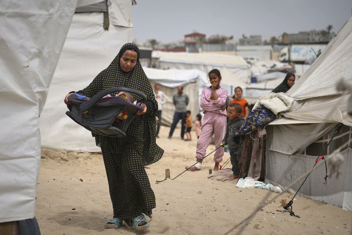 "Esta noche dormí con los niños. Les traje colores para pintar y tratar de liberar la energía negativa. Pero sus dibujos me sorprendieron. Ojos con lágrimas, misiles, un corazón roto. Aquí no hay juguetes ya...".

La correspondencia que <a href="/esecarlo/">Carlos Acuña</a> mantuvo con Amhed Abu Kamil, un