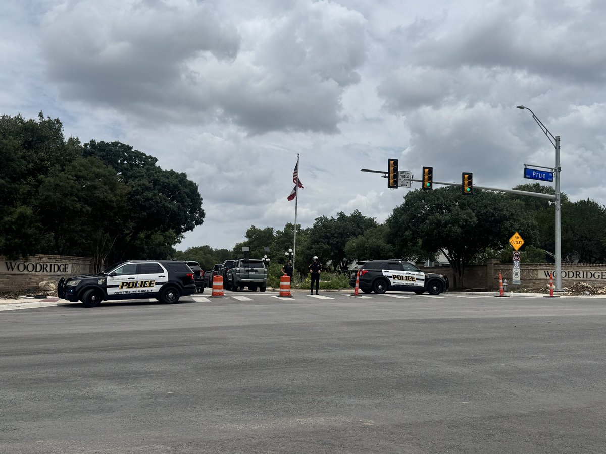 KSATDaniela's tweet image. SAPD confirmed it is working an active SWAT situation on the Northwest side.
Officers have the entrance to the Woodridge neighborhood blocked off at Prue & Oakland Rd.
They’re asking people in the neighborhood to stay inside their homes. @ksatnews