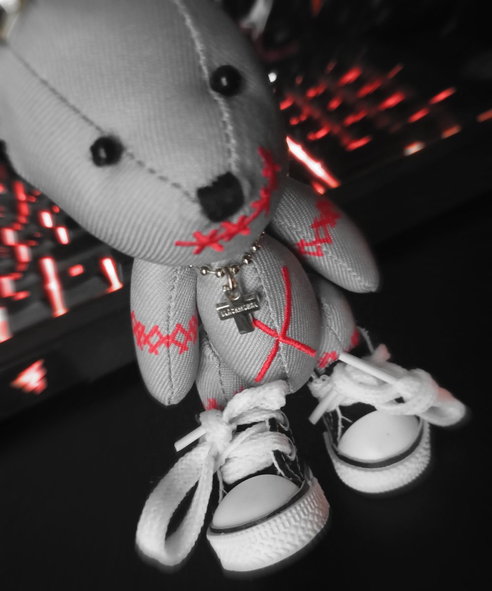 slightly_blank's tweet image. ★ BREAKING NEWS||
Local badass got new shoes | Ao-bear commented
on the topic by saying «What are thoooose!!!!»
#theGazettE