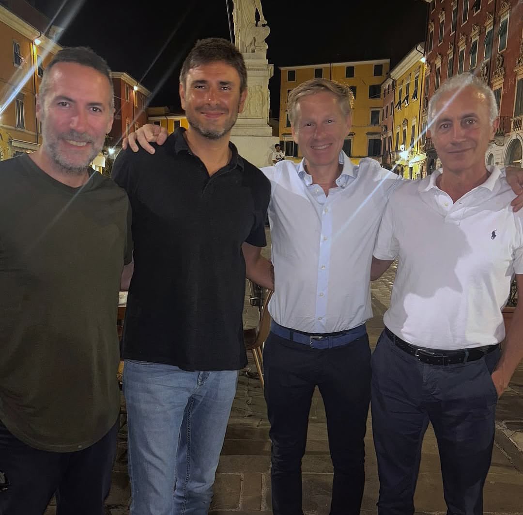 Serata karaoke e congresso di Russia Unita.