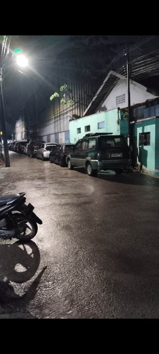 Mobil sudah naek ke atas ..
Mudah mudahan air nya cuma lewat ....