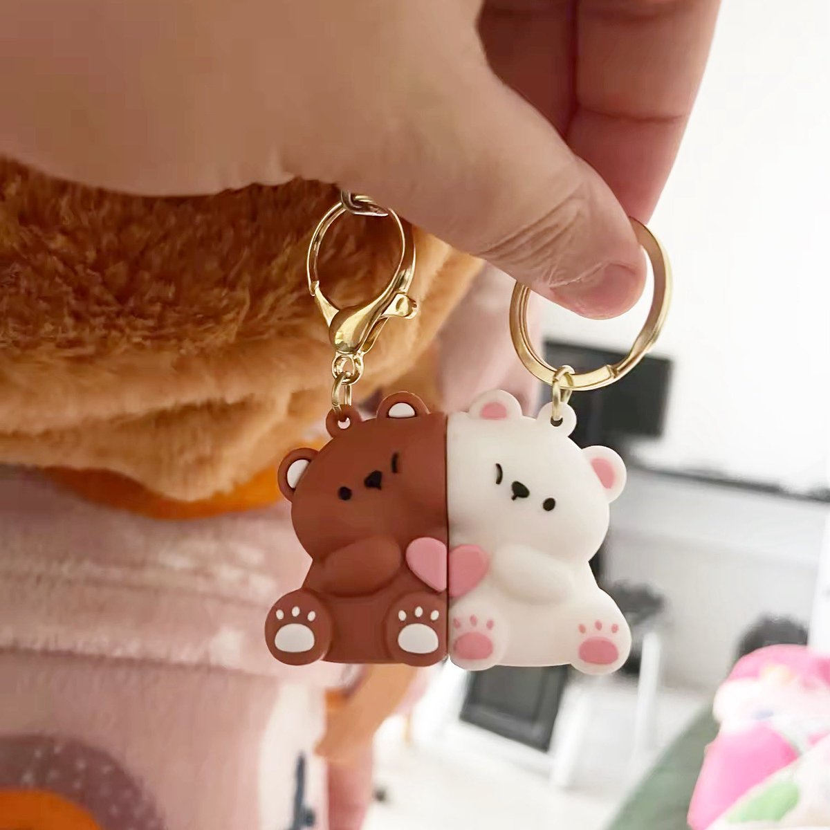shop_cocokawaii's tweet image. Two halves of one heart 🐻‍❄️🐻 
Whether it’s your bestie, your boo, or your sibling soul-twin—this split bear keychain set is the cutest way to stay connected 💕
cocokawaii.shop
#BestFriendKeychain #CoupleKeychain #KawaiiAccessories #BFFGift #HisAndHers