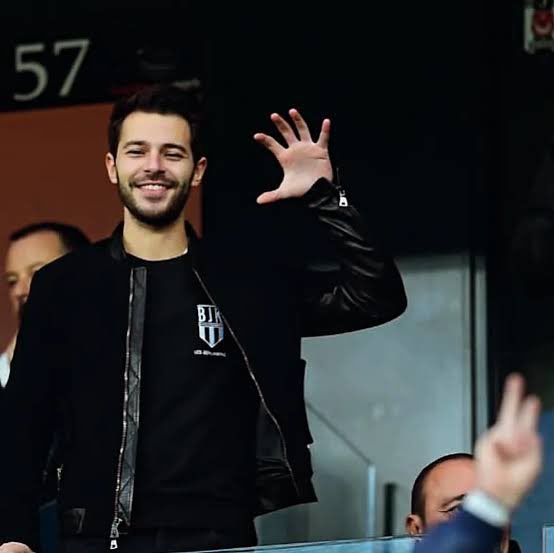 Sayın <a href="/hakansabanci/">Hakan Sabancı</a>

Beşiktaşımızın şampiyonluklarında nice şampiyonluk sevinçlerinizi görmek üzere sizi Orkun Kökçü transferine kaynak sağlamaya davet ediyoruz.

Gelin, iki büyük yaratılma projesini yıkmak üzere Beşiktaş'ımıza destek olun.

#OrkunİçinBüyüklerGöreve