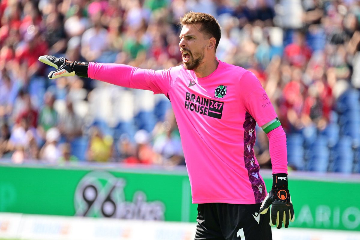 RedRevo96 tweet media