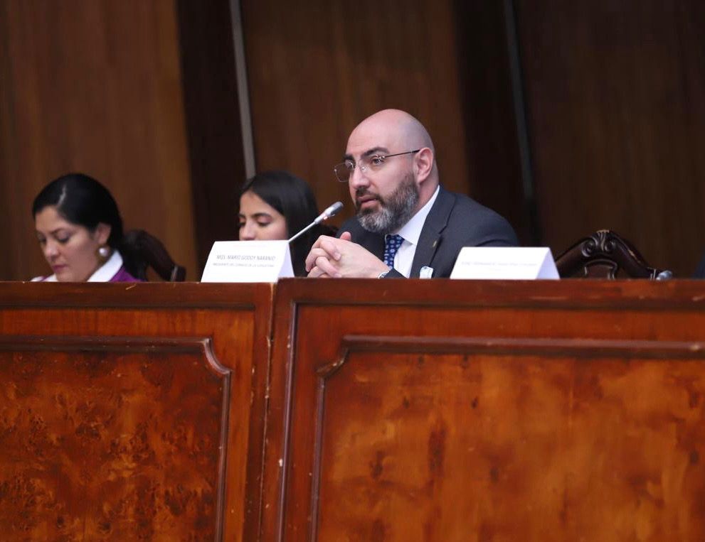 CJudicaturaEc's tweet photo. 🔴 | #ComparecenciaCJ

En el marco de las #ReformasCOFJ, el presidente @MarioGodoyEc abordó la necesidad de garantizar un acceso más eficiente y equitativo a los servicios de justicia.

Para ello, propuso reformar los artículos 17, 20, 234 y 248 del COFJ con los siguientes objetivos:

• Fortalecer el principio de servicio a la comunidad.

• Establecer tribunales penales ordinarios y especializados.

• Incorporar nuevas atribuciones y deberes para jueces de familia.

• Reconocer formalmente a los jueces de paz como parte de la #FunciónJudicial.

#JusticiaResponsable ⚖️