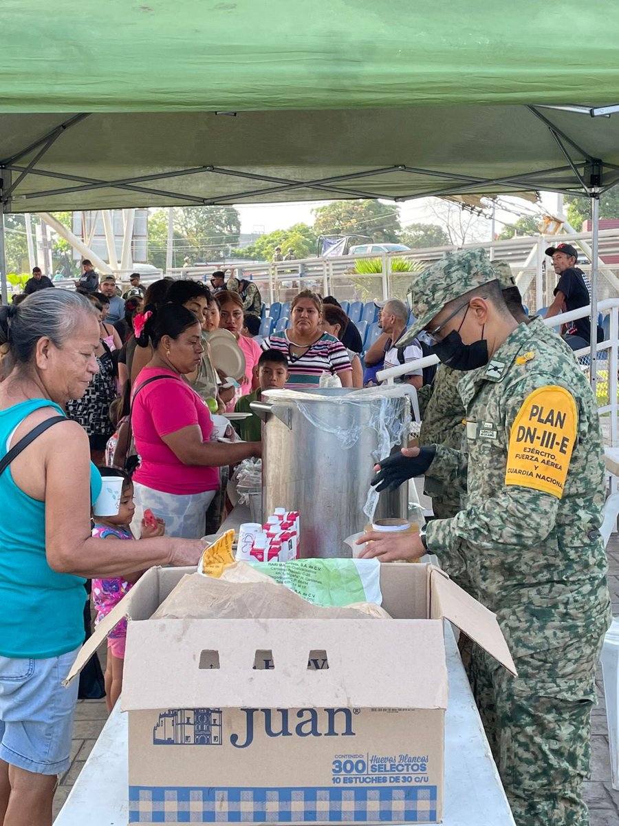 CNPC_MX's tweet photo. En el #RefugioTemporal del sector Moscú, col. Vicente Guerrero, #Tampico, #Tamaulipas, @Defensamx1 🪖 activó un comedor comunitario como parte del Plan DN-III-E, brindando comida caliente 🍲🍛 a las personas albergadas.
@laualzua https://t.co/9Tt7O9gRrd