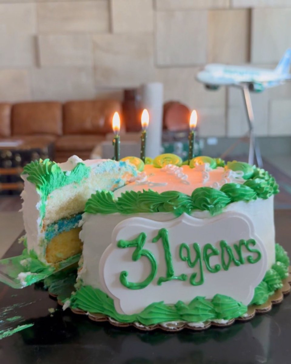 FlyFrontier's tweet image. 🍰CAKE REVEAL! 🍰 If you guessed correctly, check your DMs! 📩 You may have been randomly selected for our prize! ✈️🎉
Didn't guess blue? You can still score big!
✈️ Round-trip fare + Economy bundle from $58*
💰 Earn 3,100 extra miles when you book by 7/12/25 and fly by 11/23/25…