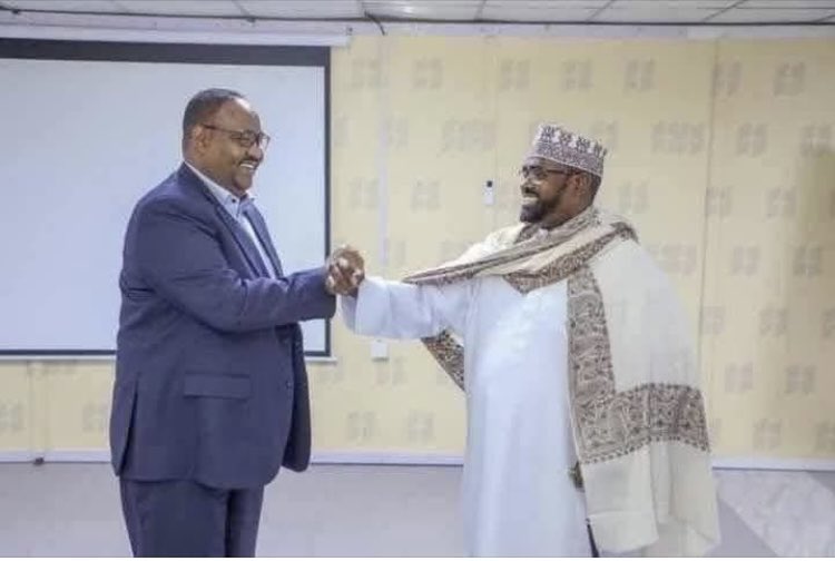 Sanaag reerka aayihiisa katashanayo waxeey sameyneysa kurasta uu Deni jeebka kuwato lkn Buurmadow iyo Ciro hadeey Sanaag o dhanqabsadan dhib uma arko Deni madama eeysan sameyn kuyelaneynin kurasta Warsangeli marka Deni Puntland uma dirirayo ee sidu xamarkutagi laha ayu udiriraya.