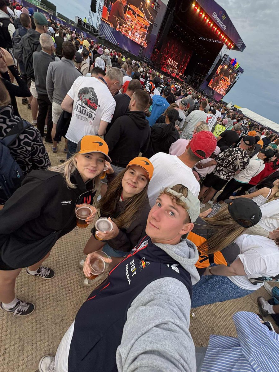 LucyRouget's tweet photo. Back on island after the funnest weekend everrrrr 🏁 Silvo over and out https://t.co/sjJ8bubO9O