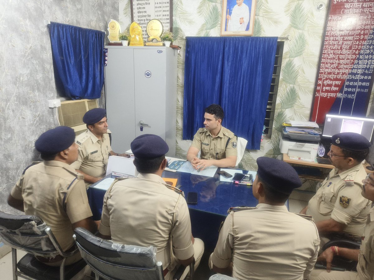 आज दिनांक 08.07.25 की रात्रि श्री भानु प्रताप_सिंह, नगर पुलिस अधीक्षक (पश्चिमी), पटना द्वारा खगौल थाना के अनुसंधान पदाधिकारियों के साथ कांडों की शीर्षवार समीक्षा की गई।

जिसमें निकट समय में प्रतिवेदित तथा पूर्व से लंबित कांडों के अनुसंधान की प्रगति की समीक्षा की गई और ससमय