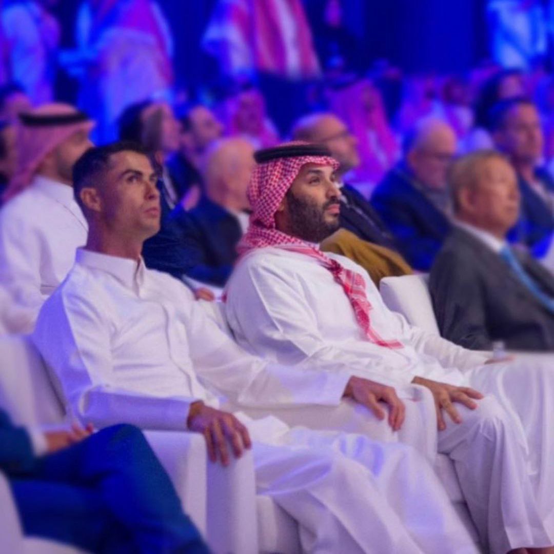 بيان جماهير نادي النصر:

نتوجّه بهذا النداء إلى سمو ولي العهد الأمير محمد بن سلمان حفظه الله، قائد رؤية المملكة ومهندس مشروع التحوّل الوطني، آملين أن يصل صوت جماهير #النصر المخلصة والمحبّة لهذا الوطن.

يعاني نادي النصر، أحد أركان الرياضة السعودية، من حالة فوضى إدارية واضحة، سببها