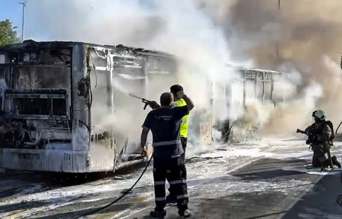 Bugün yanan metrobüsün markası Mercedes-Conecto. Hatırlarsınız İbb yönetimi bu araçların bakım ihalesine katılan Mercedes servis firmasını yetersiz bulduğu için CHP milletvekili Özgür Karabat’ın müşavirliğini yaptığı şirkete vermişti.

Sonuç ortada!

#metrobuesyangını #istanbul
