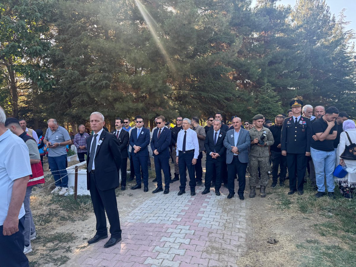 ihsanozbay44's tweet photo. 📍Pütürge

Pençe-Kilit Operasyonu bölgesinde şehit düşen kıymetli hemşehrimiz Abdurrahman Akdoğan’ı, memleketi Pütürge’de dualarla ebediyete uğurladık.

Bu mukaddes vatan uğruna canını feda eden kahraman şehidimize Allah’tan rahmet, ailesine ve yakınlarına sabır diliyorum.

Ruhu şad, mekânı cennet olsun.
Vatan sana minnettar.
Milletimizin başı sağ olsun. 🇹🇷

#ŞehitlerÖlmez #VatanSağolsun #PençeKilit