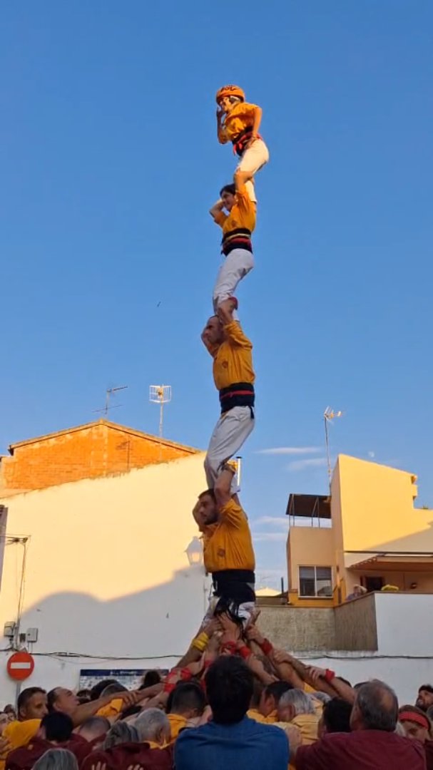 Imatges dels castells de la diada:

Amb aquesta actuació igualem la nostra millor actuació de la colla, que hem fet 4 vegades.