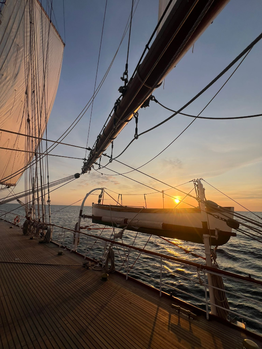 Mañana por la mañana, desde #Viveiro a #Ferrol, el buque escuela #JuanSebastiándeElcano se dejará ver barajando nuestras costas gallegas. #BuenasNoches🌅
#SomosLaArmada⚓🇪🇸