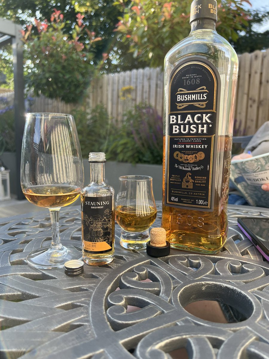 It’s turned into a full blown his ‘n’ hers whiskey tasting now! Sláinte 🥃
#mondaymalts #MondayMindset (ooh the Danish rye is delish 😋)