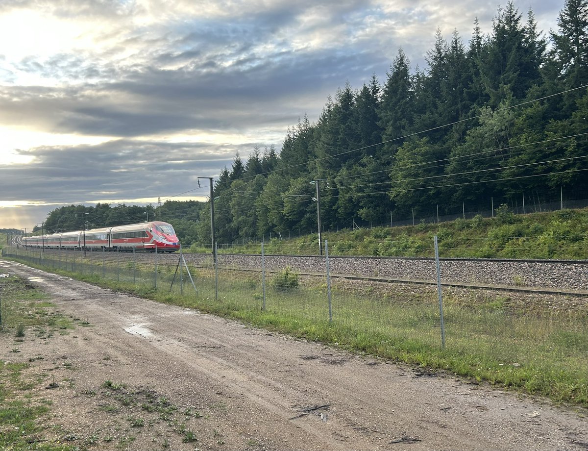BONNIN1402's tweet photo. Ciel de forêt d’Othe et ses TGV
N6658 en avance pour Paris
429km. Moyenne 220km/h
N9844 en retard pour Lyon
752km. Moyenne 234km/h
#pk98,6 https://t.co/6FHIpyoVoI