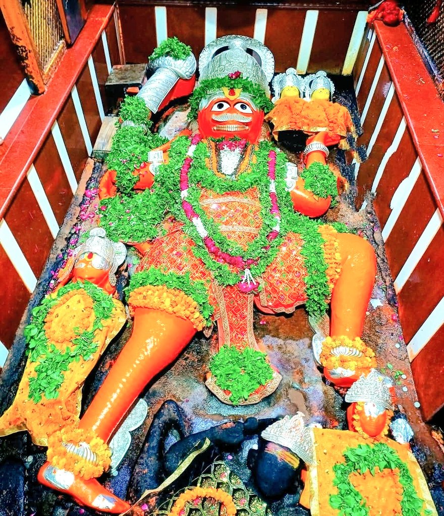 मनोजवं मारुततुल्यवेगं, 
जितेन्द्रियं बुद्धिमतां वरिष्ठम्। 
वातात्मजं वानरयूथमुख्यं, 
श्रीरामदूतं शरणं प्रपद्ये ।।
