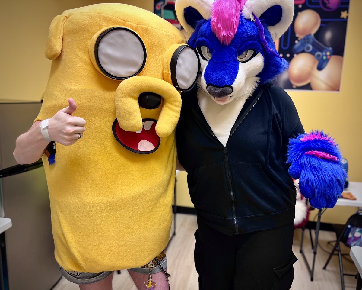 Blinkums's tweet image. About to make some bacon pancakes with my dog. 🥓🥞
✿
🪡: @SuitFurself