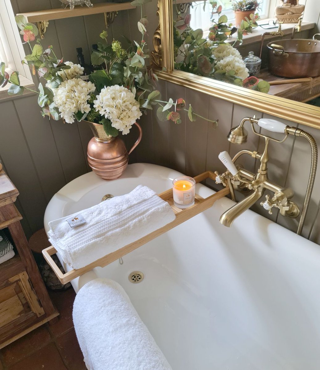 HamptonAstley's tweet photo. …And relax 🛀🤍 Beautiful bathroom by @hobbit_cottage featuring Hampton and Astley indulgently thick Egyptian cotton towels in pure white https://t.co/fSRRPaq8Xf