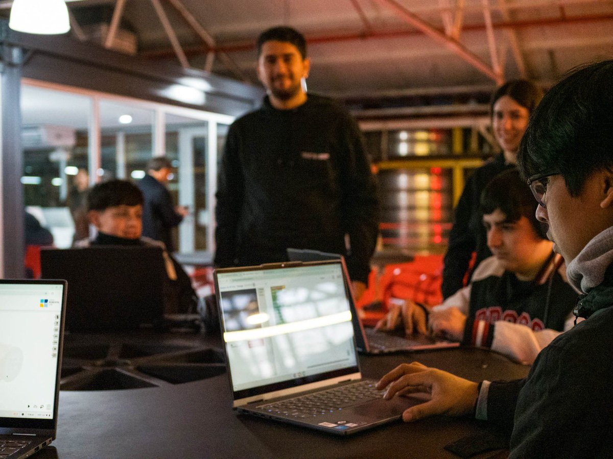 ¡Llegó el día! ¡TUMO abrió sus puertas!

Hoy, más de 500 chicos de entre 12 y 18 años comenzaron su recorrido en este centro de tecnologías creativas, donde podrán explorar, aprender y desarrollar habilidades para afrontar los desafíos del mundo digital.

Los centros TUMO, de
