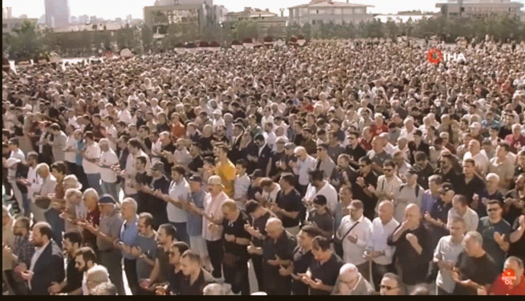 Fotoğraf ünlü bir şarkıcı ya da siyasetçi için toplananları değil, siyasetin ve işbirlikçi medyanın kiralayamadığı, sözünü esirgemeyen Nihat Genç için gelen cami cemaatini gösteriyor.
Nihat Genç iktidar medyasında zaten yoktu. Kendini sözde "solcu, devrimci, muhalif" sayan,