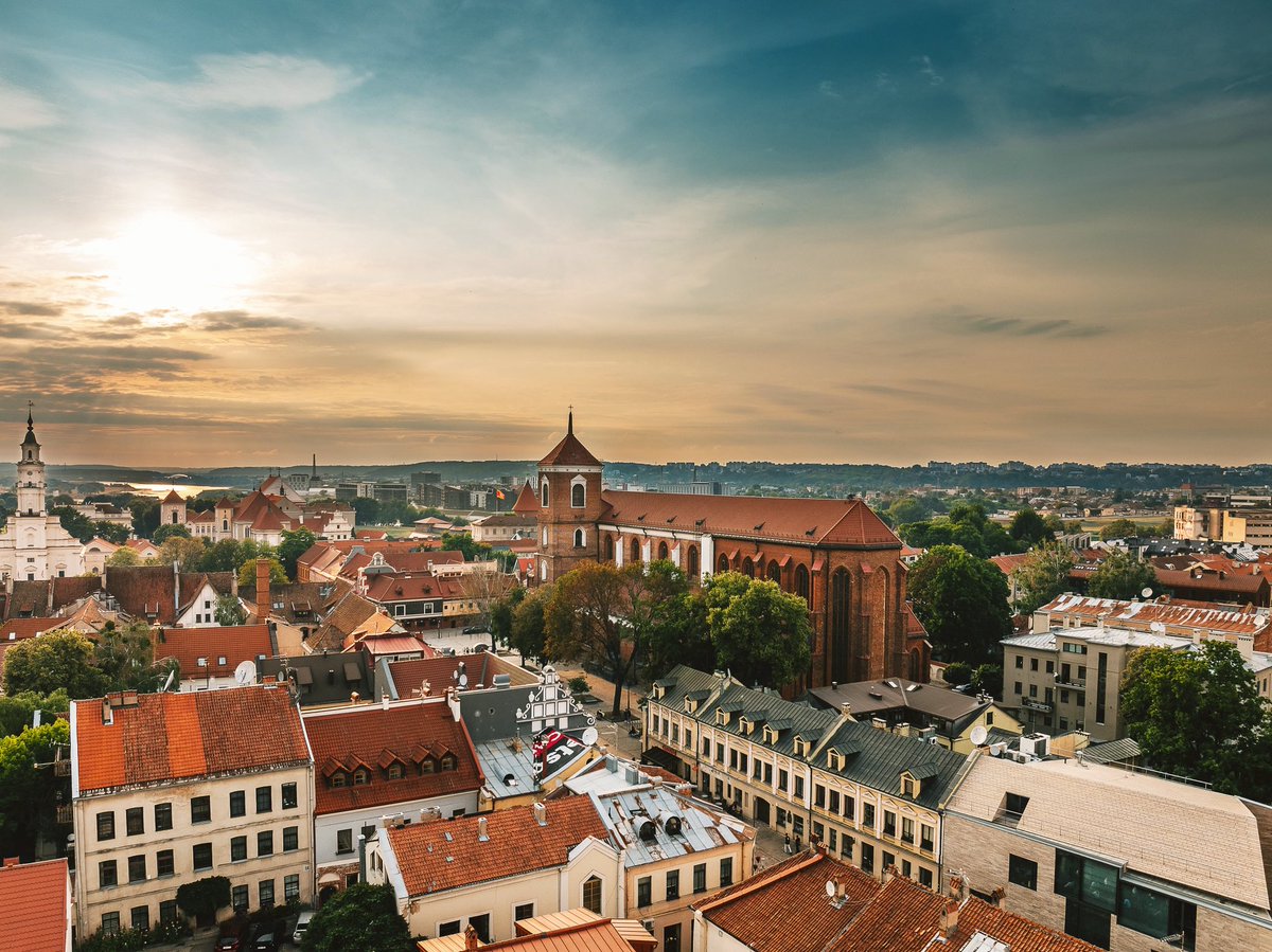 NejauNet's tweet image. #Kaunas #Lithuania #Lietuva #dronas #Mavic3 #mavic3pro #drone #kaunasaerial #vasara2025 #djimavic3pro #summer2025 #hasselblad #hasselbladdrone #kaunasoldtown #vakaras #senamiestis #kaunasoldtown #katedra #rotuse