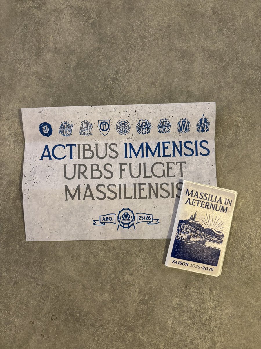 studio1899's tweet photo. Tu es abonné au Vél.
Tu checkes ta boîte aux lettres tous les jours…
Et enfin, elle est là : la carte 25/26.
Accompagnée de son porte-carte assorti.
Dispo dès maintenant – 8€ sur https://t.co/pXLhfBZA3V
Et toi, t’as reçu la tienne ? 👀
#marseille #OM #TeamOM #Studio1899 https://t.co/zJjwAJh3ao