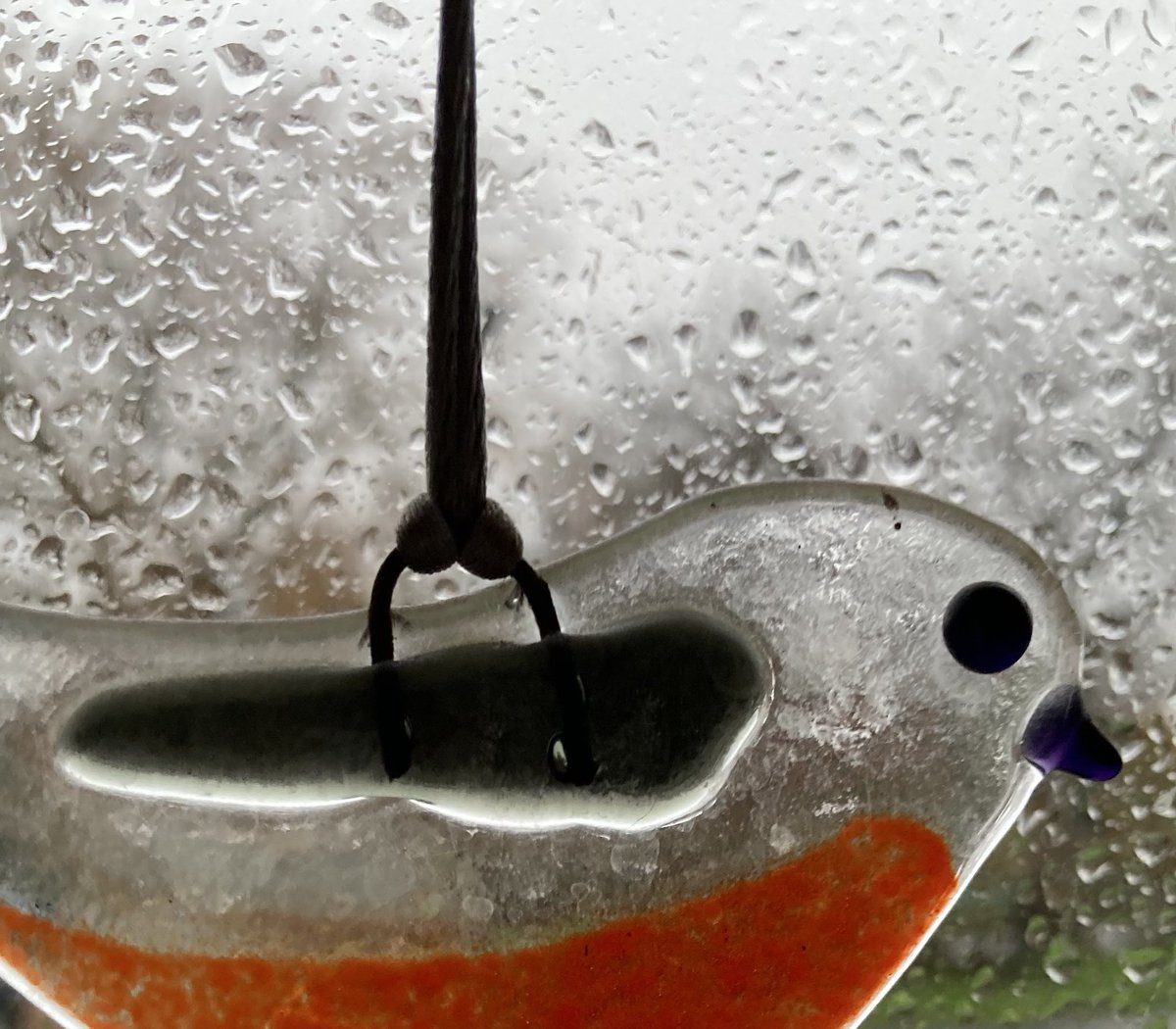 madeleinemaste4's tweet image. Weather is alright
if you’re dressed for it
(Welly boots)
#windowpane ☔️
But I’d much rather 
watch it from the 
kitchen vista  
and the race of the 
rain drops 
faster and faster 💧