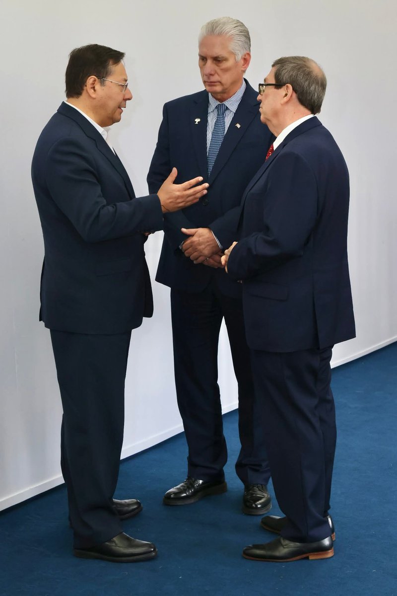 Durante la XVII Cumbre #BRICS el presidente @Díaz-Canel  intercambió con jefes de delegaciones de países miembros, socios e invitados.
#CubaVencerá #PinardelRío