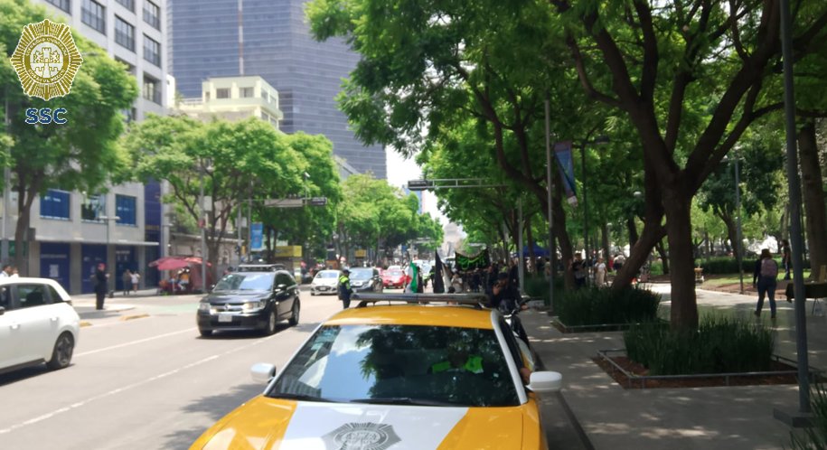 #PrecauciónVial | Manifestantes avanzan sobre Av. Juárez a la altura del Hemiciclo a Benito Juárez, alcaldía Cuauhtémoc. #AlternativaVial Dr. Río de la Loza y calle Artículo 123.