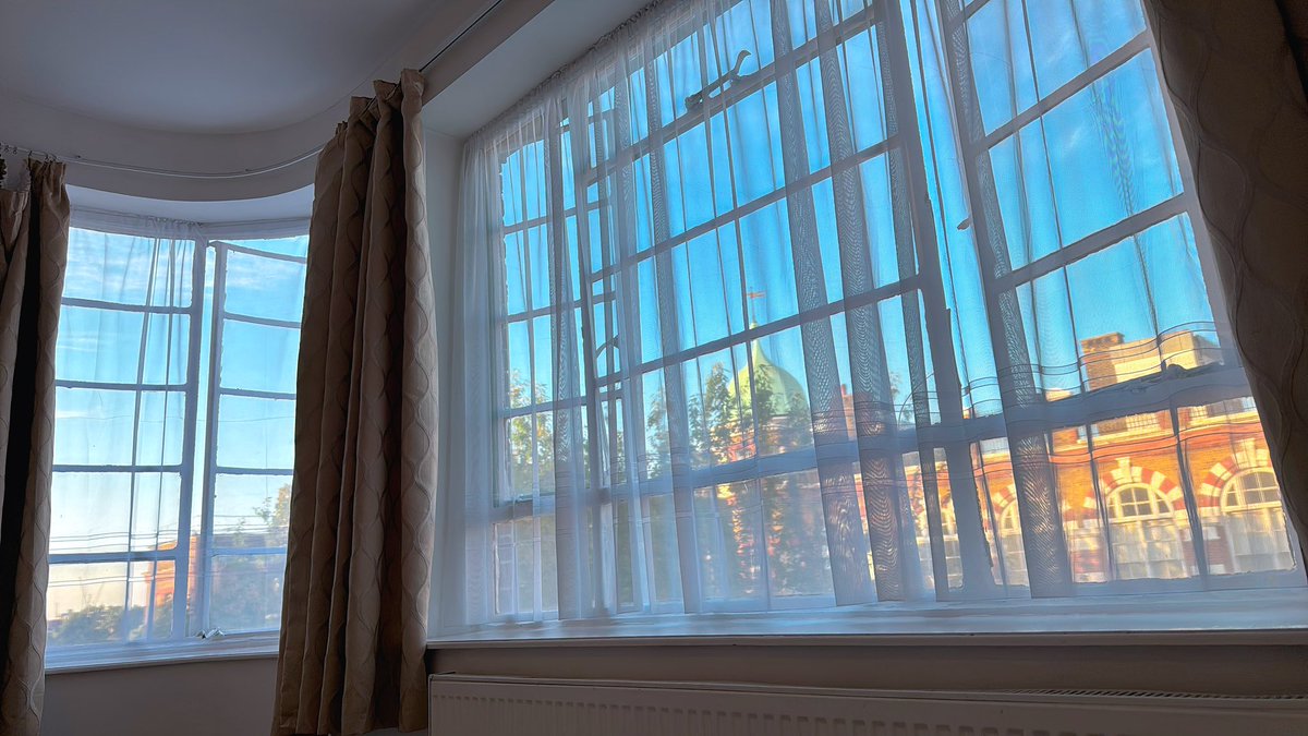 英國晚上八點，這窗戶很通風好讚，這次出差來住印巴區，房子終於不是英國傳統那種只能開小小的窗（但這種窗冬天應該會超冷）