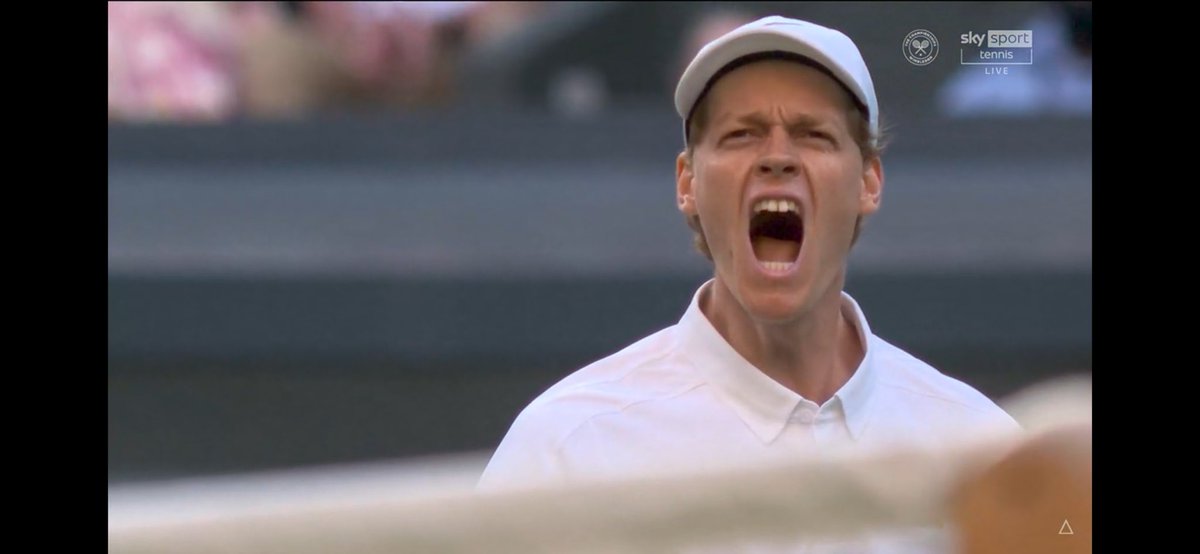 alebisix's tweet image. Due immagini di Jannik Sinner a Wimbledon che puoi sentire non forte, ma FORTISSIMO ๐งก