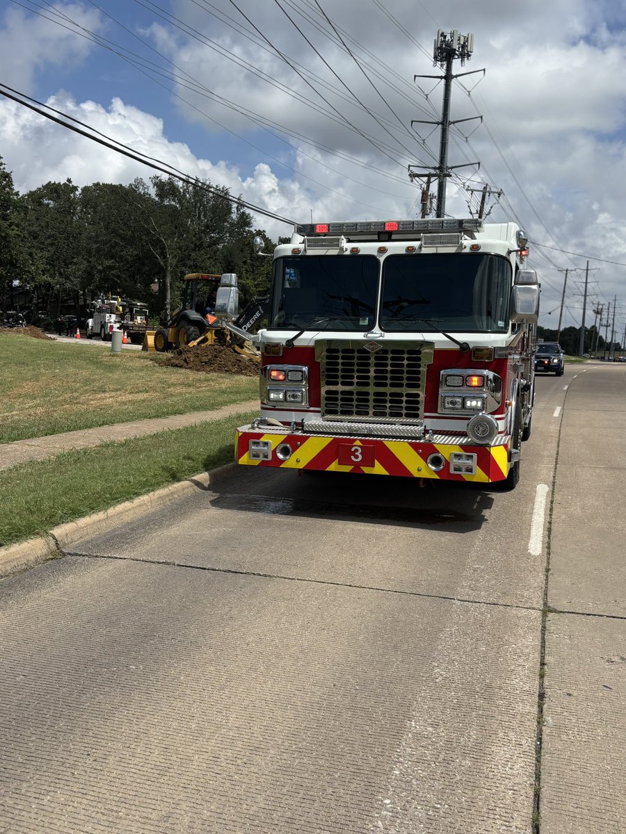 Major Natural Gas Leak at 2400 W Green Oaks north bound and south bound Green Oaks shut down from Lee Dr to Arkansas.