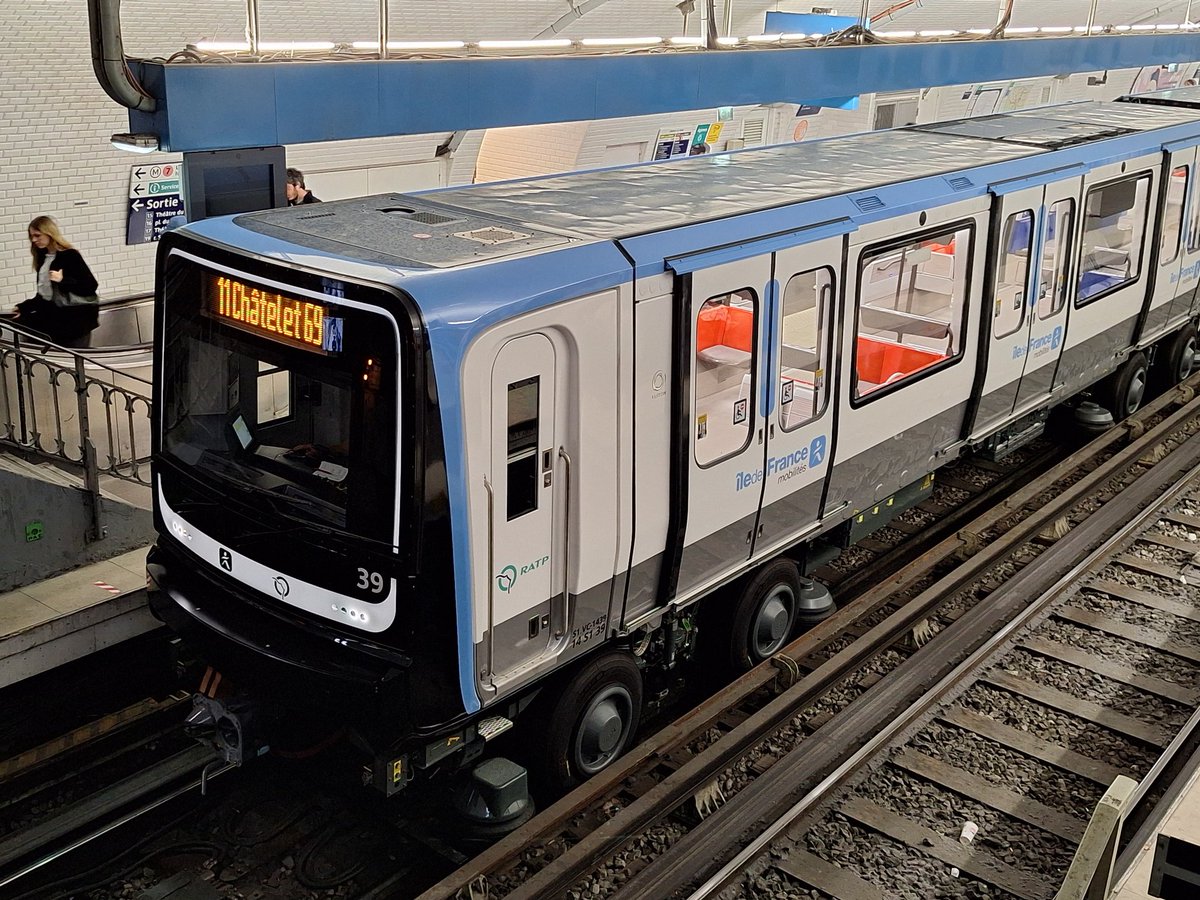Metro_Insolite's tweet photo. Le parc #MP14CC est désormais au complet avec la mise en service du 39e et dernier nouveau train de la #ligne11. L'ensemble de la flotte doit toutefois subir un retrofit (incluant la reprise totale du système de sonorisation) avant de pouvoir resserrer les intervalles de passage. https://t.co/O0AxX8xNNm