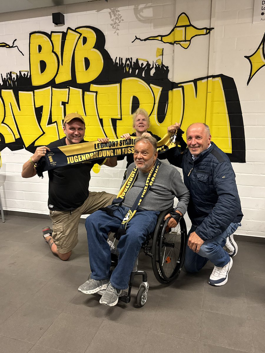 BVB-Lernzentrum (@bvb_lernzentrum) on Twitter photo Den intergenerativen Dialog anzuregen ist Zielsetzung der heute vereinbarten Kooperation zwischen dem Verein „In Würde alt werden“ und uns. In Planung ist eine Themenwoche im kommenden Jahr im <a href="/SIGNALIDUNAPARK/">SIGNAL IDUNA PARK</a> Den intergenerativen Dialog anzuregen ist Zielsetzung der heute vereinbarten Kooperation zwischen dem Verein „In Würde alt werden“ und uns. In Planung ist eine Themenwoche im kommenden Jahr im <a href="/SIGNALIDUNAPARK/">SIGNAL IDUNA PARK</a>